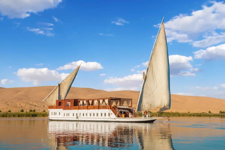 Luxury Dahabiya El Hanim explore historical trip